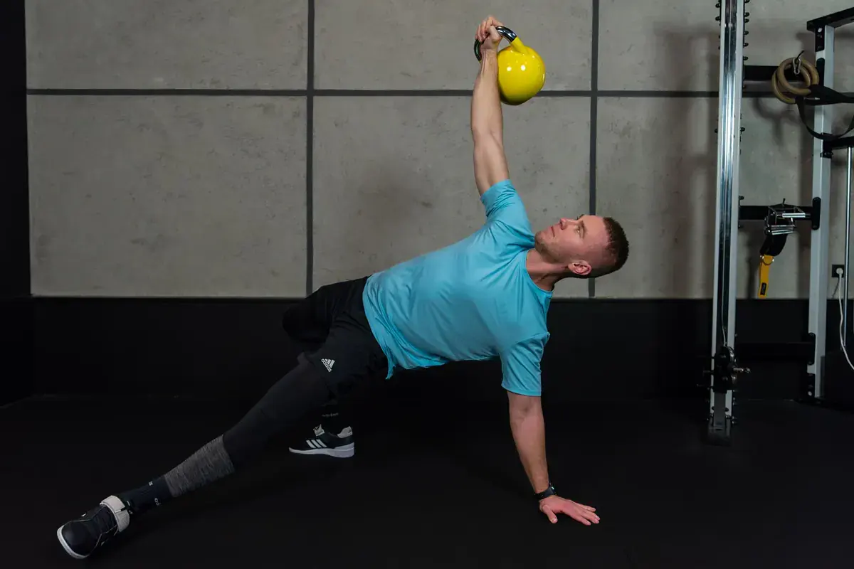 Ćwiczenie z kettlebell podczas treningu personalnego w Hercules