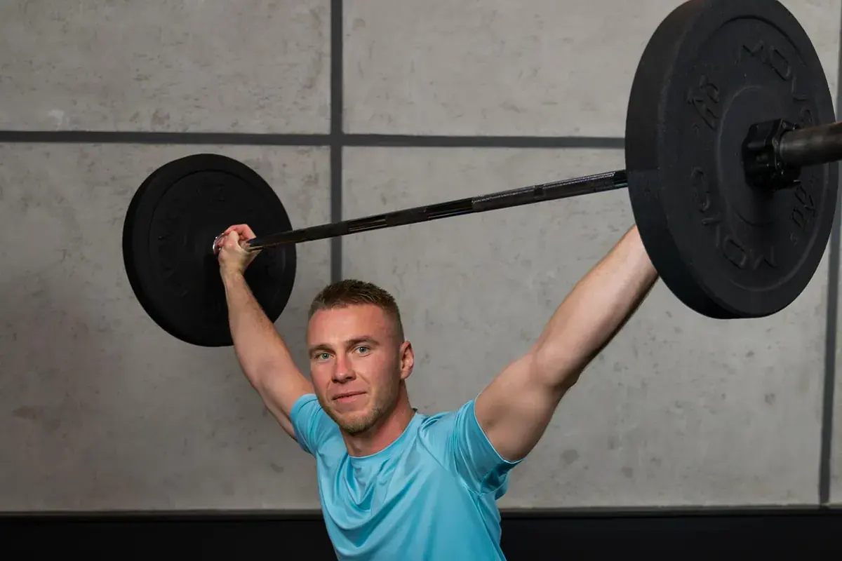 Trening siłowy ze sztangą w studiu Hercules