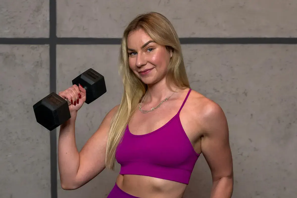 Gosia Grzesik podczas treningu z hantlami w studio Hercules