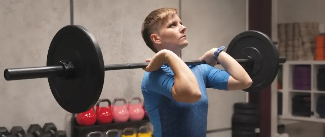 Gosia Rakicka wykonuje ćwiczenie ze sztangą w studiu Hercules
