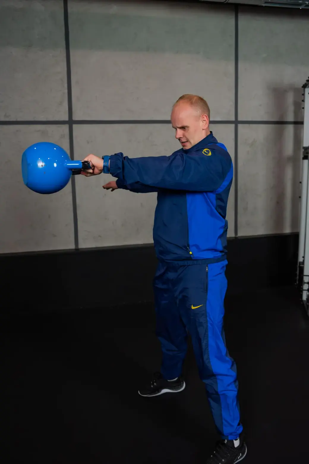Szymon Szewczyk podczas treningu z kettlebell w Hercules