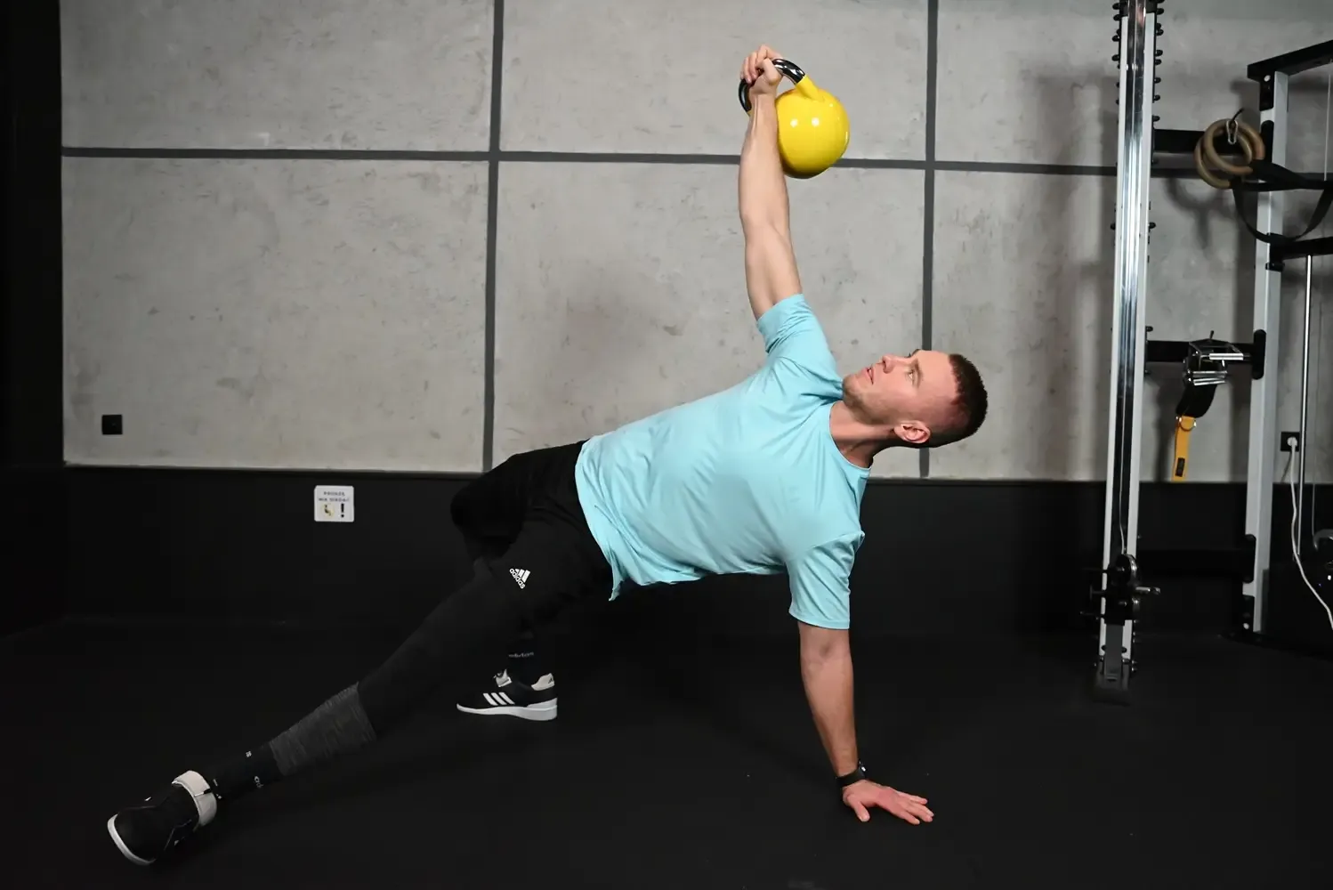 Ćwiczenie Turkish get-up z kettlebell w studiu Hercules