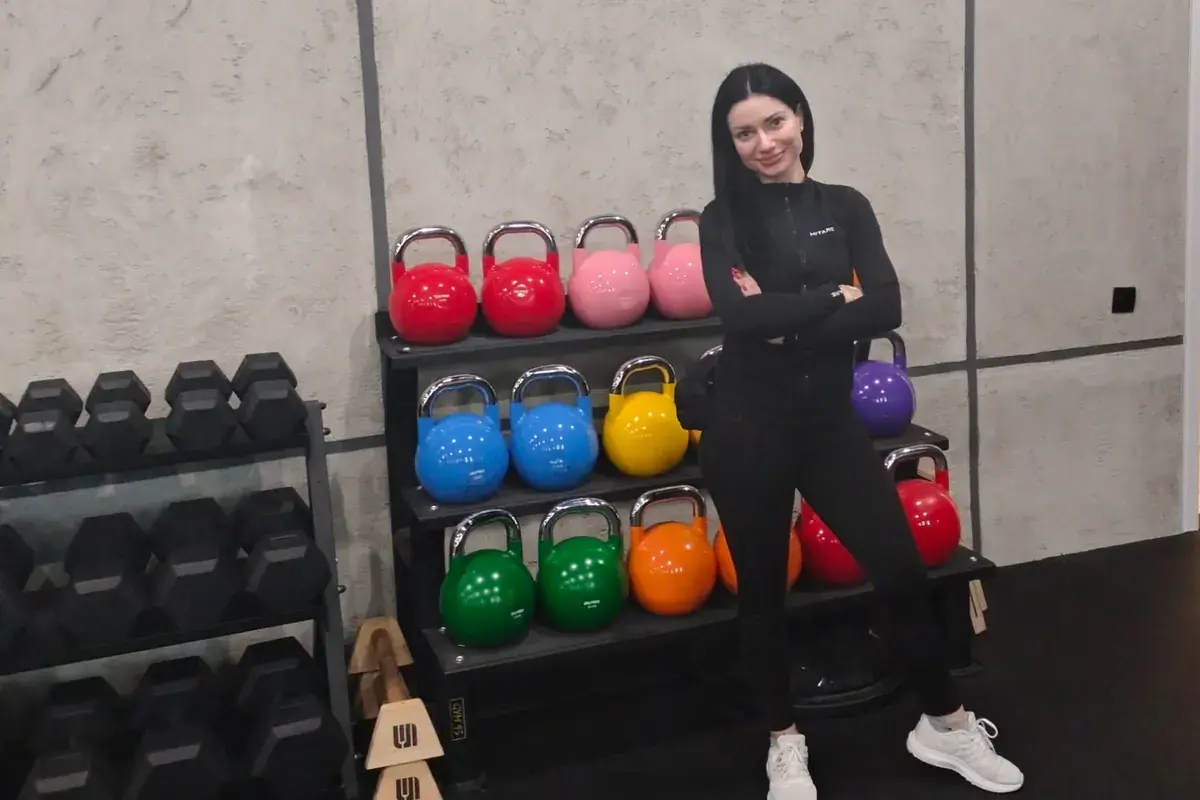Magdalena Szafrańska na tle zestawu kettlebells w studio Hercules